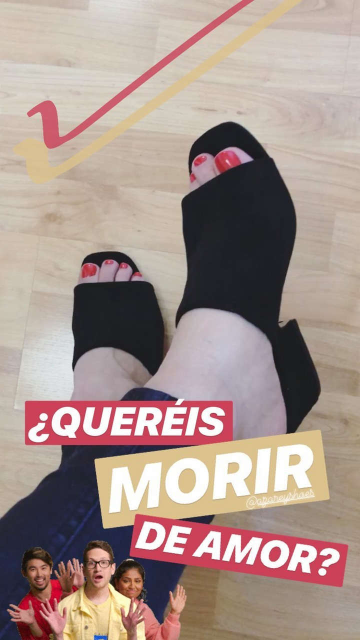 Yara Puebla Feet
